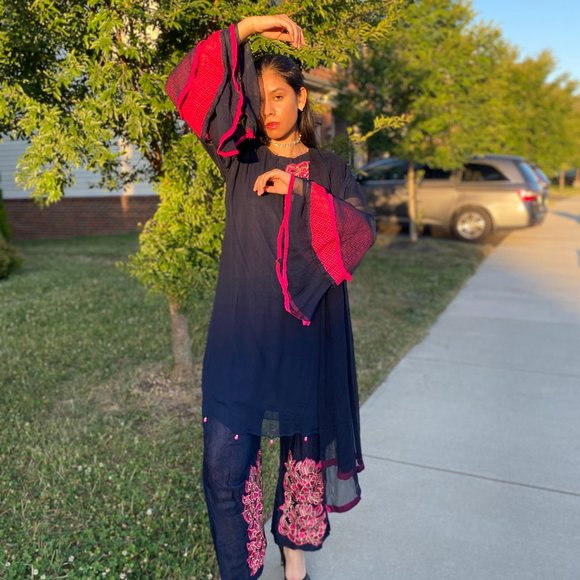 Navy Blue and Flowery Pink Shalwar Kameez - Picture 2 of 4